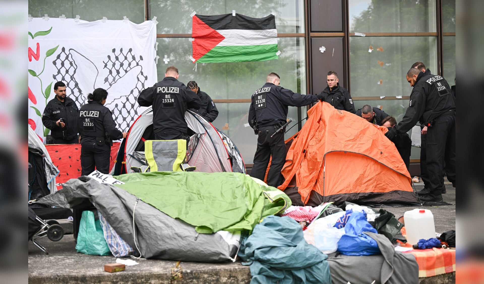 Politiet fjernede også den teltlejr, aktivisterne havde rejst. Foto: 