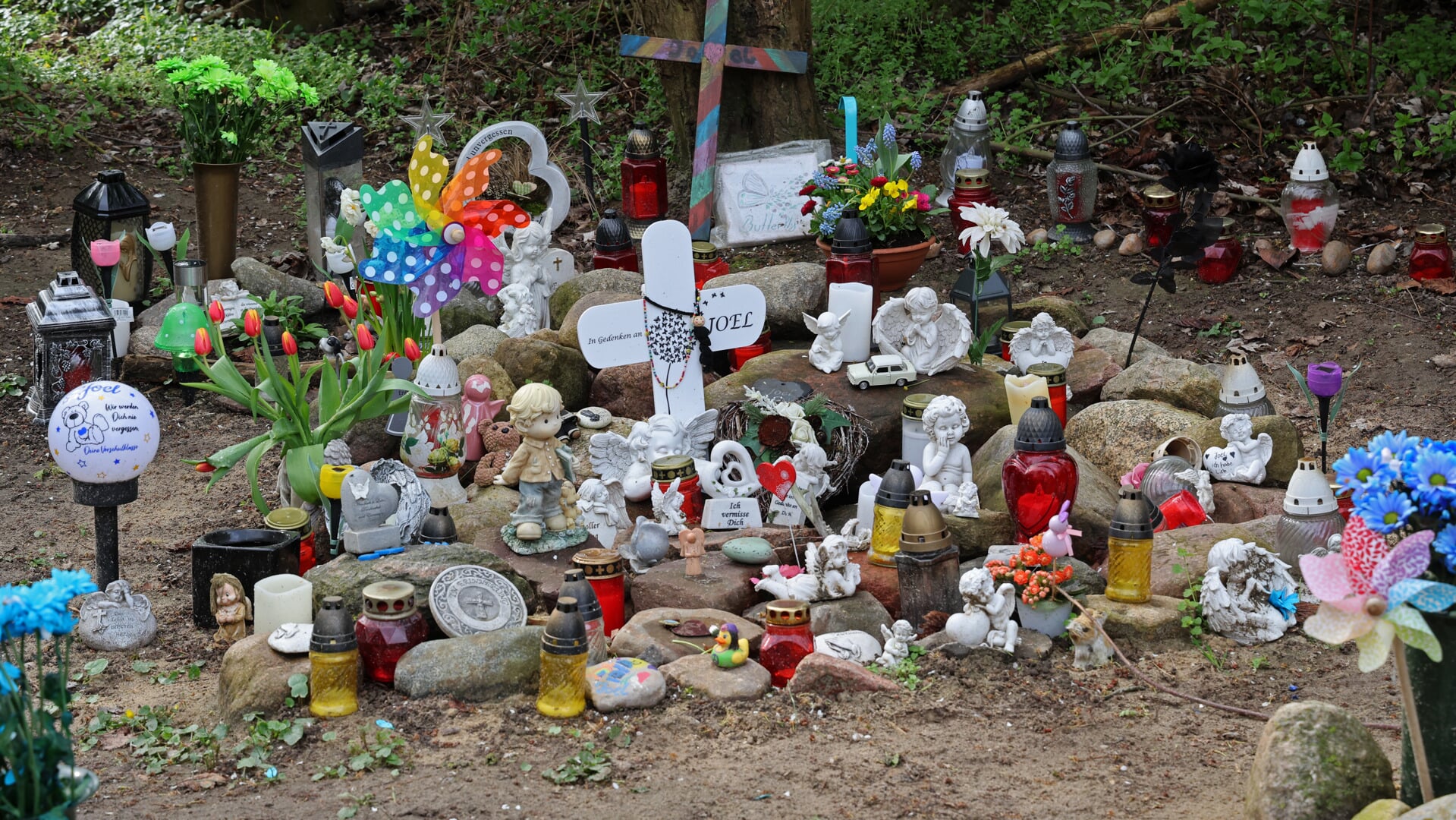 Lokale stillede efterfølgende blomster, kors og lys op på stedet, hvor den seksårige Joel blev fundet. Foto: 