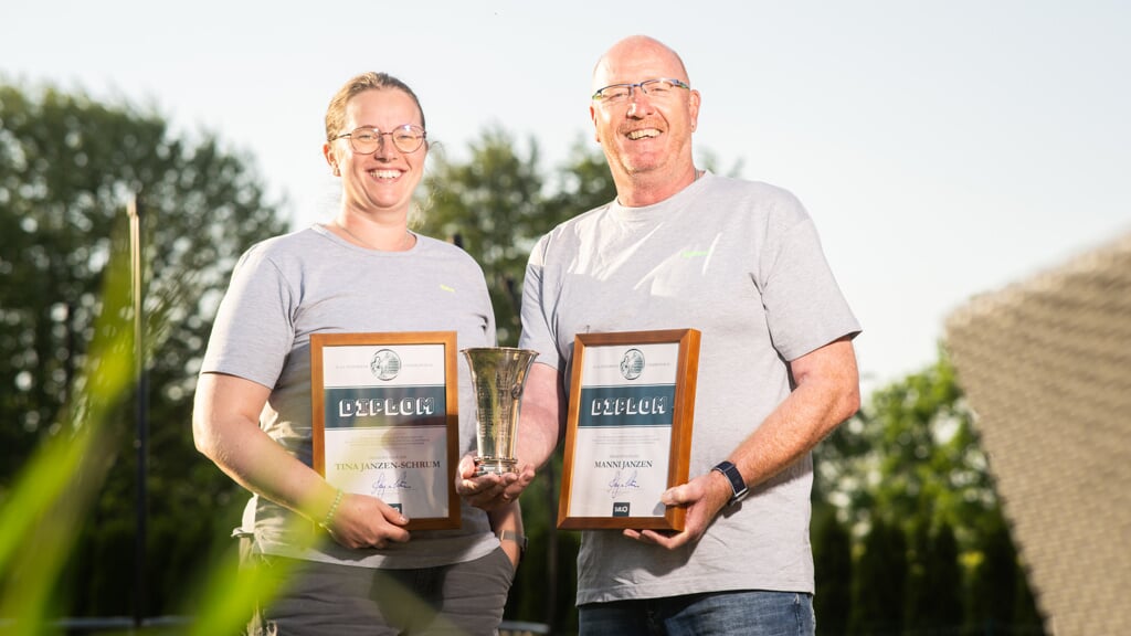 Tina og Manni Janzen var de sidste til at modtage H.A.I. Pedersens vandrepokal for deres engagement i RBUF. En ære de ikke havde regnet med. Foto: 