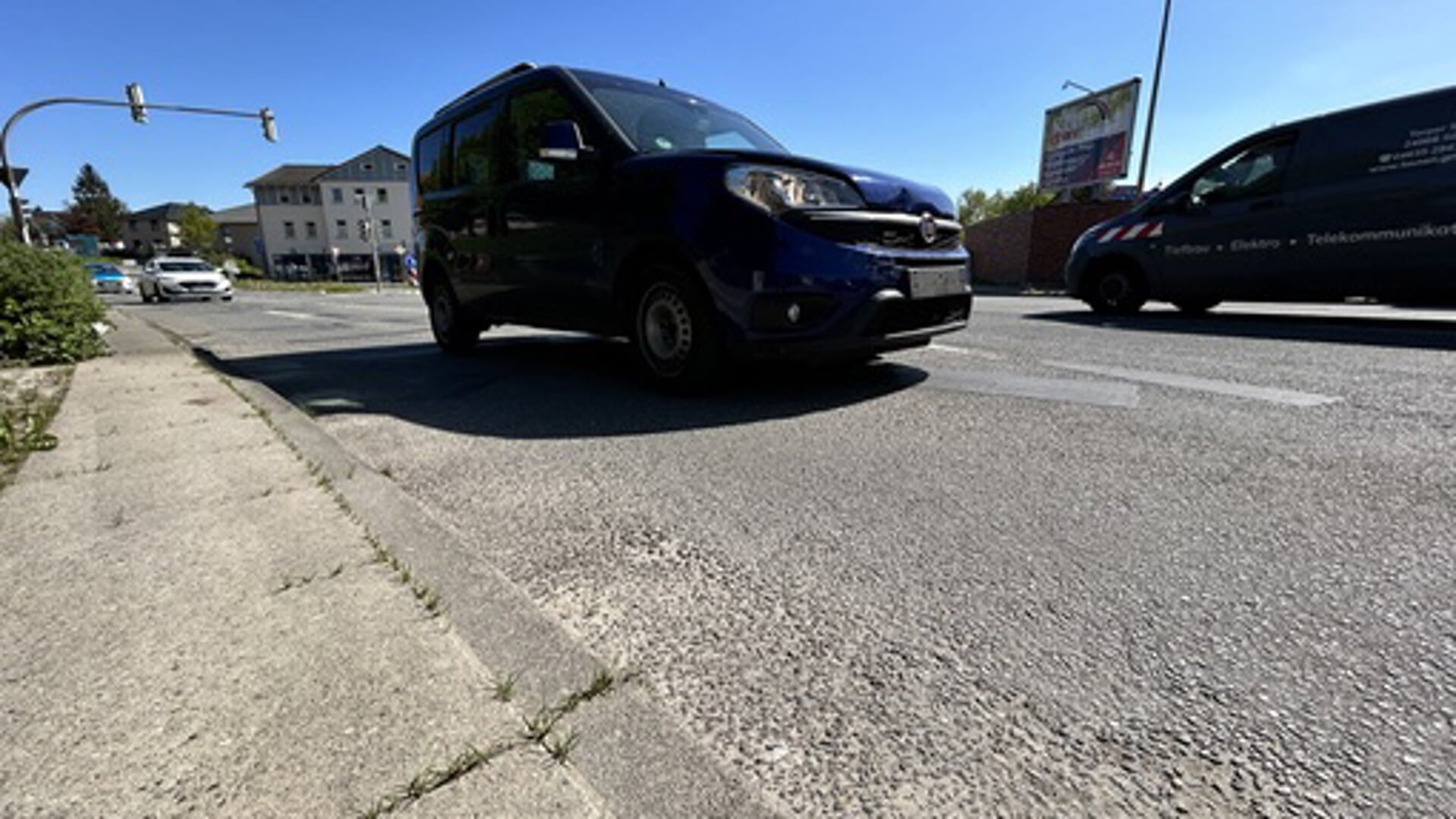 Flensburger Straße: Die Fahrbahn soll saniert und dabei auch die Situation für den Radverkehr verbessert werden. Trotz vieler Probleme soll der erste Bauabschnitt 2024 starten. Foto: