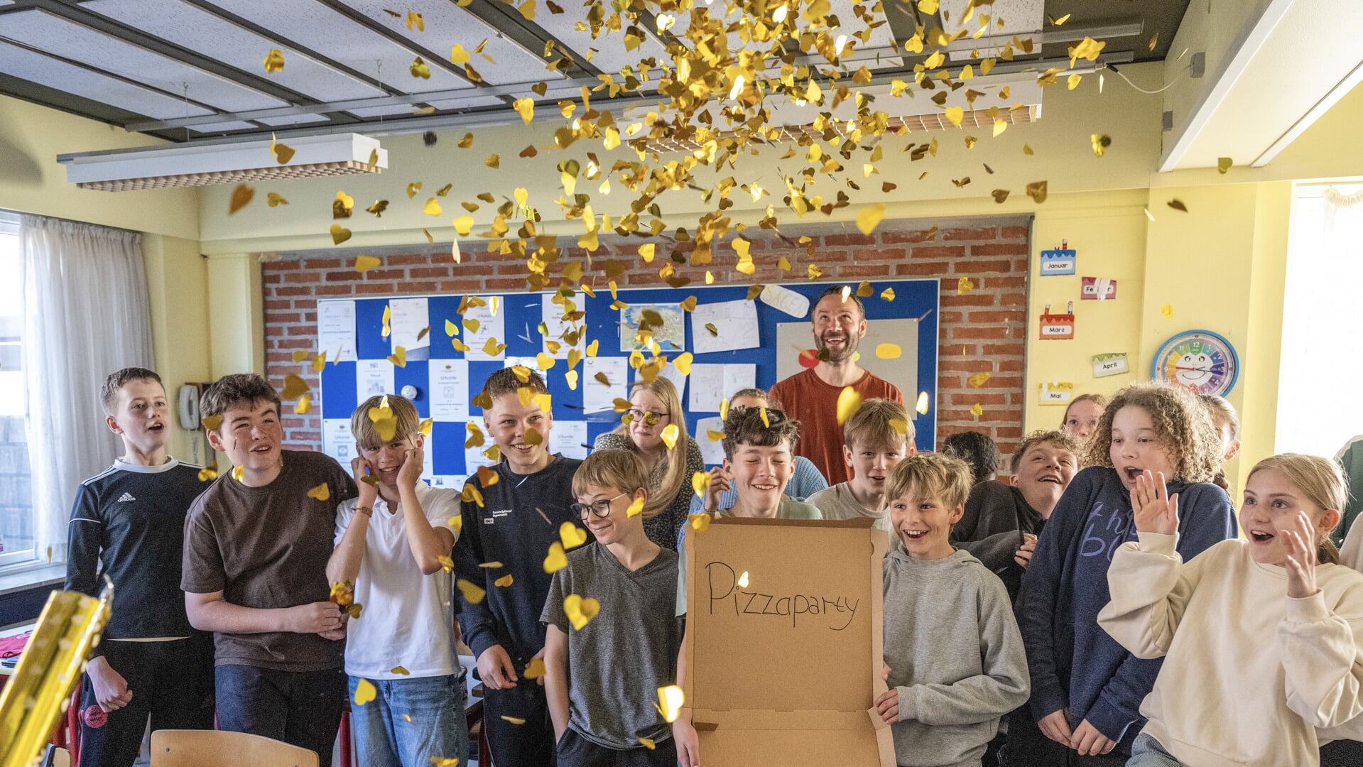 Sjette klasse på Deutsche Schule Sonderburg fik overrakt prisen: En pizzafest til 2500 kroner - til  til stor overraskelse for både læreren Mikkel Leander og de glade elever. Foto: 
