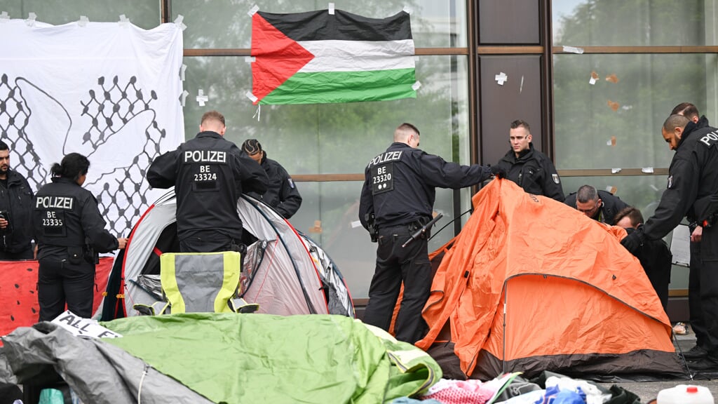 Politiet fjernede også den teltlejr, aktivisterne havde rejst. Foto: 