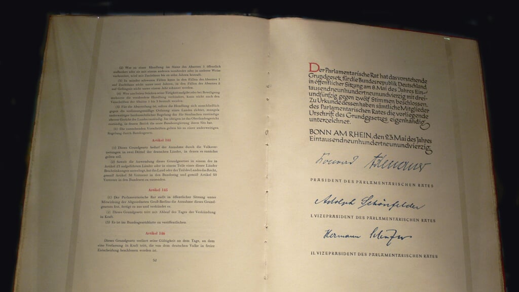 Faksimile af grundloven fra 1949, som alle medlemmer af Det Parlamentariske Råd fik overrakt. Her en kopi af Theodor Heuss' eksemplar. Han blev Forbundsrepublikkens første præsident. Foto: