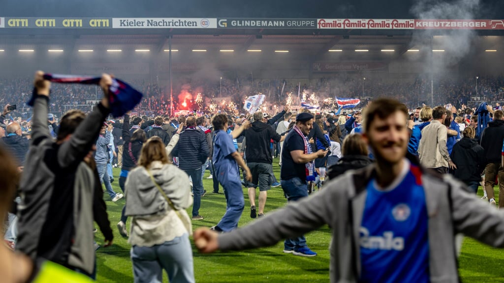 Holstein Kiel blev tirsdag fejret i Landdagen. Det skete efter klubben ganske sensationelt lykkedes med at rykke op i Bundesligaen. Foto: