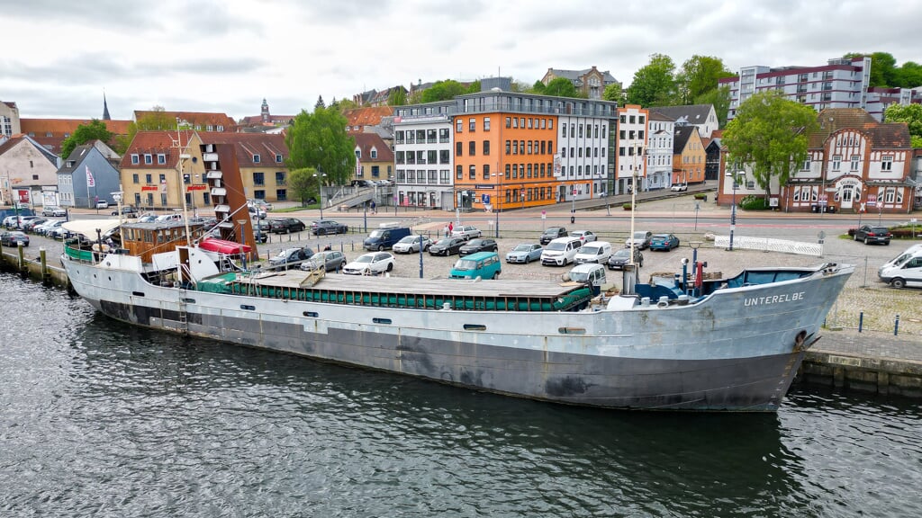 Unterelbe ligger stadig i Flensborg. Det er uvist, om og hvornår den kan sejles i retning mod England, hvor den skal være teaterskib. Foto: