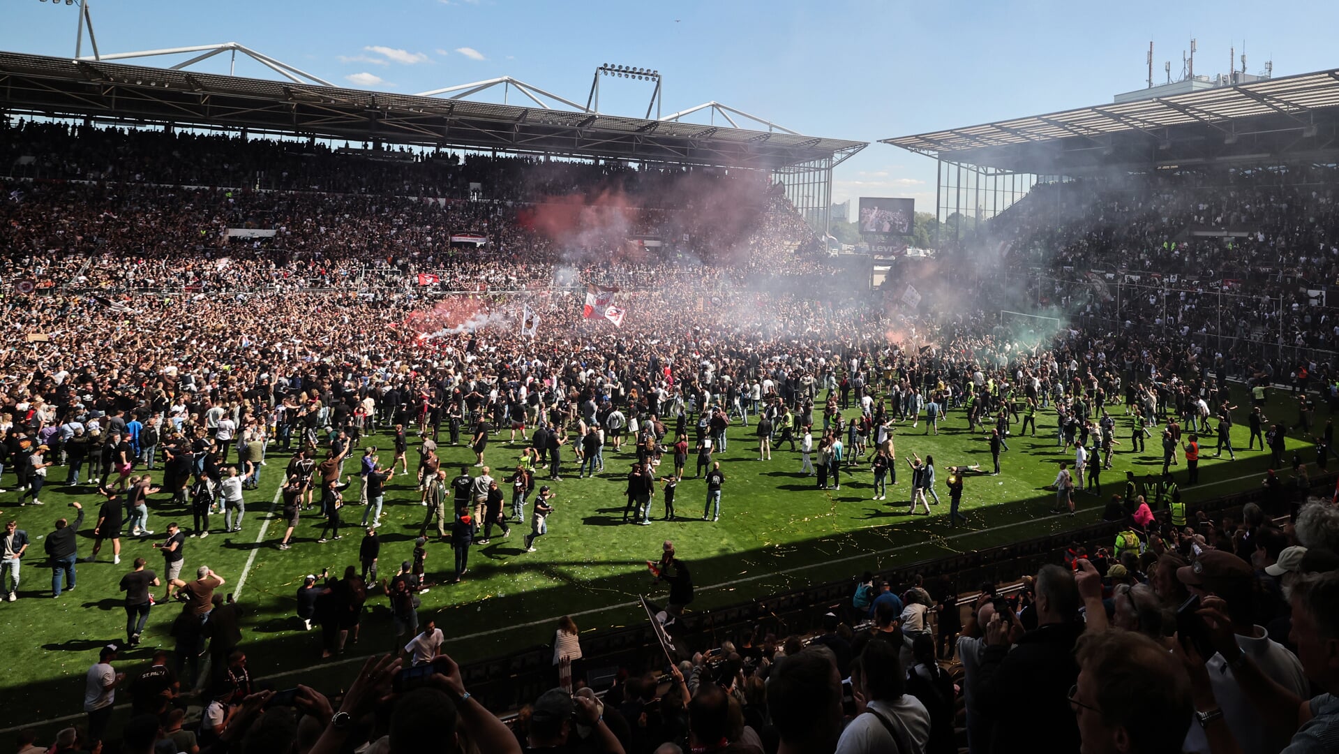 Grenzenloser Jubel im Millerntor-Stadion nach dem Schlusspfiff. St. Pauli ist zurück im Fußball-Oberhaus. Foto: 