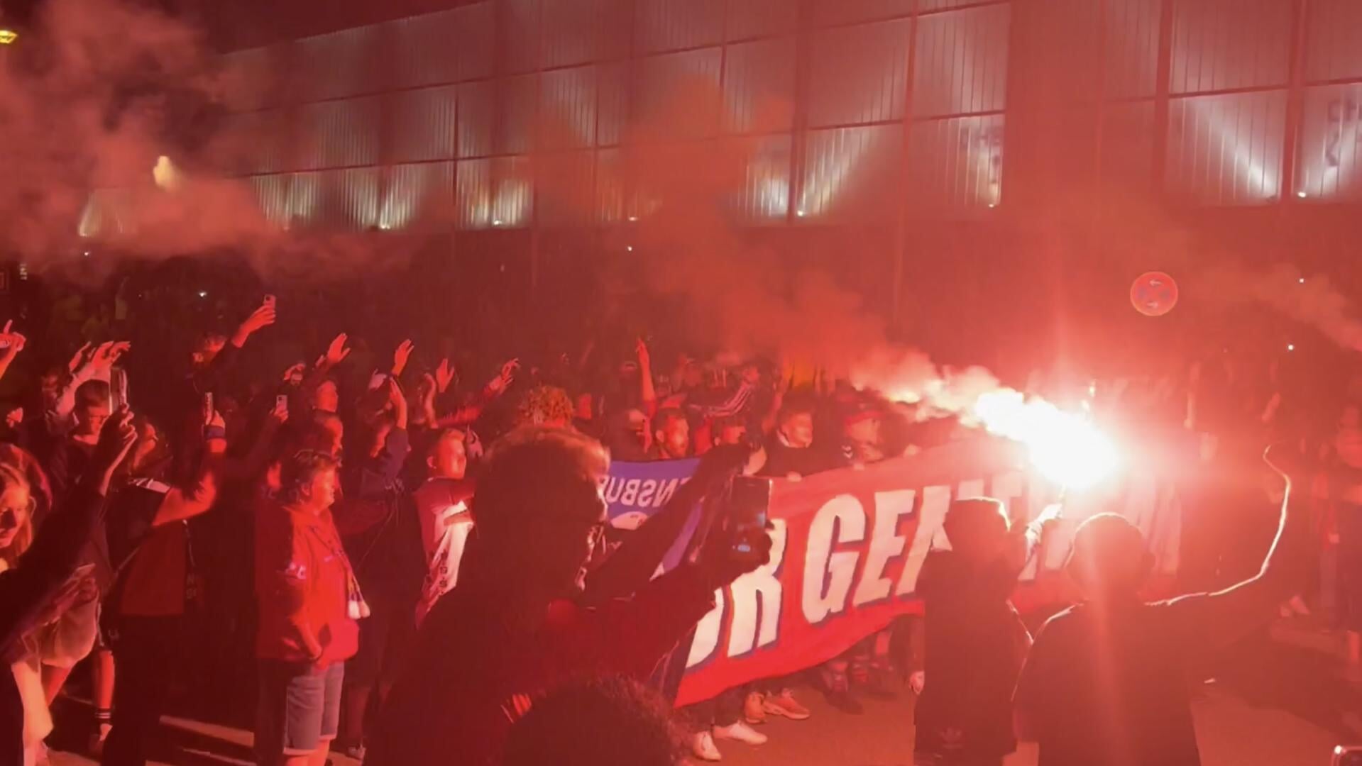 Flere hundrede fans ventede til midnatstid for at modtage deres håndboldhelte, der vente hjem fra Hamborg. Foto: