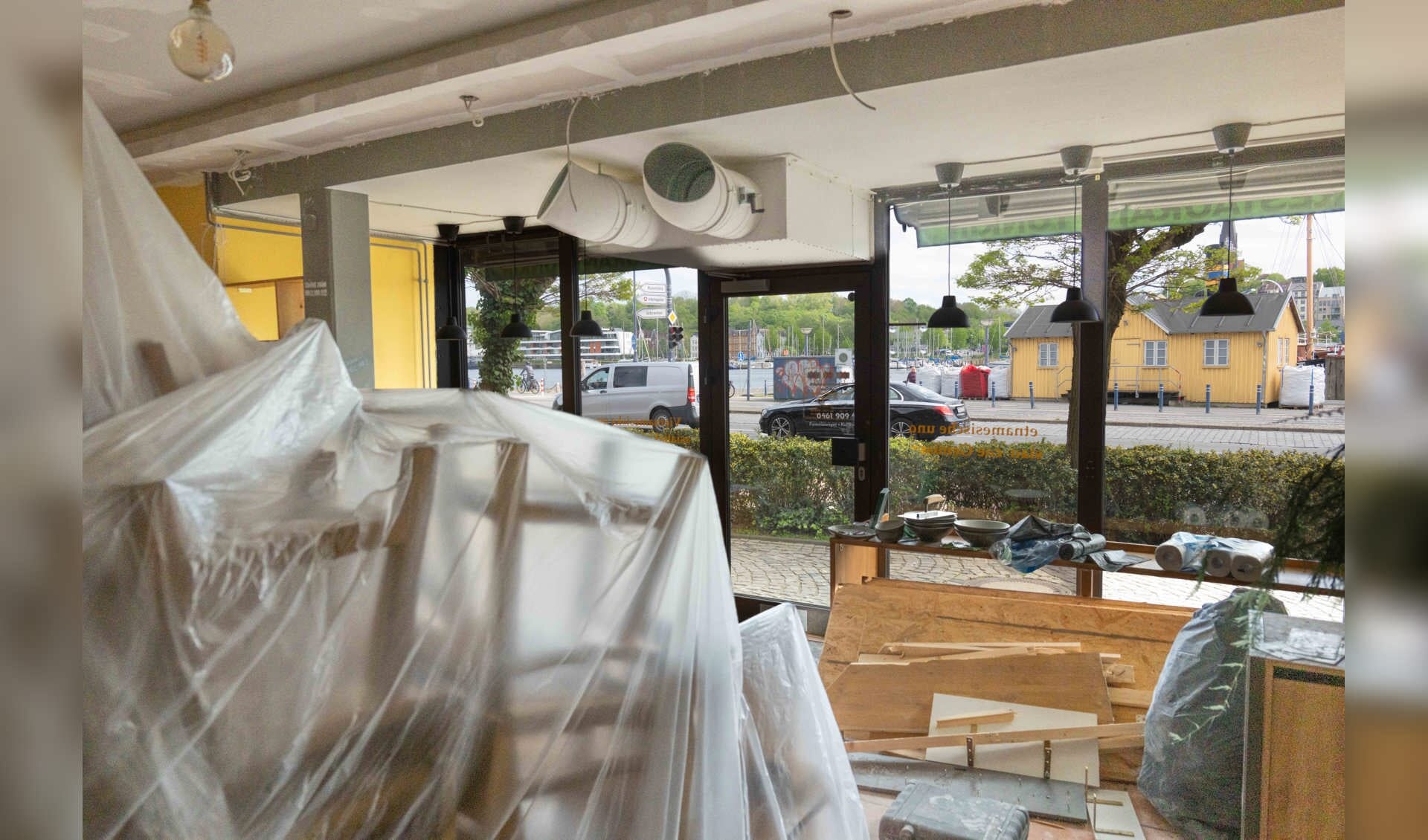 Her i de tidligere Tonkin-lokaler er flittige hænder i gang med at gøre klar til åbningen af Café Werk. Foto: