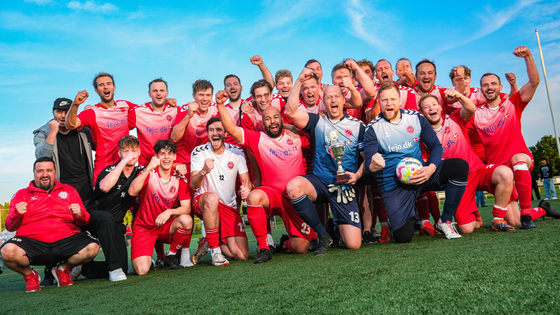 Fodboldherrerne fra DGF Flensborg II fik lov til at juble efter sejren mod IF Stjernen Flensborg III.