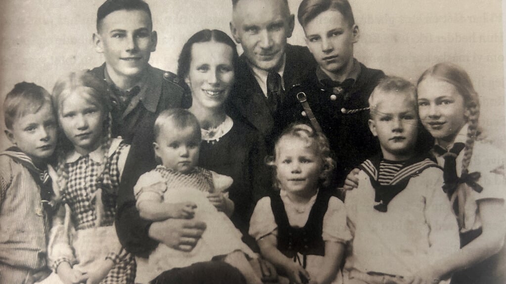Familien Lickfett fotograferet i november 1943. Før Første Verdenskrig fik familien kontakt til en sønderjyde. Efter Anden Verdenskrig ankom flere fra familien som flygtninge til Danmark og havde fortsat kontakt til den den sønderjyske kvinde Methine Smidt.