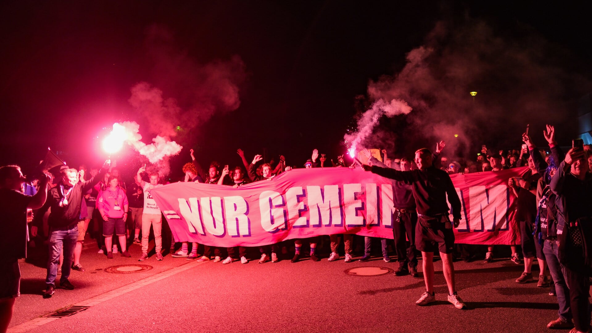 SG Flensburg-Handewitts fans var klar med en fest, da spillerne søndag kort før midnat kom hjem efter at have vundet European League.