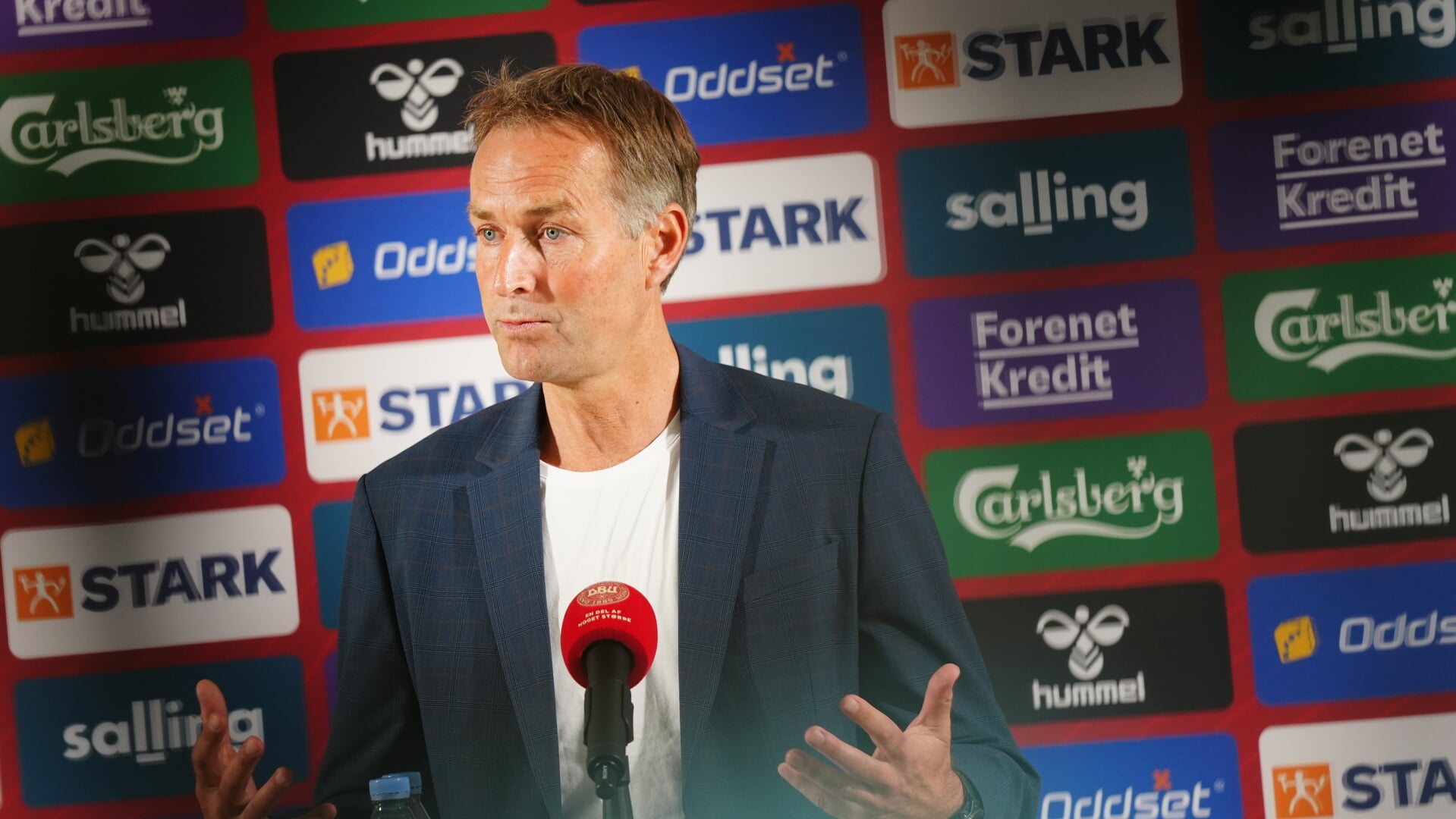 Landstræner Kasper Hjulmand sætter navne på de spillere, der skal med til EM i Tyskland på et pressemøde i Brøndby torsdag den 30. maj 2024. Foto: 