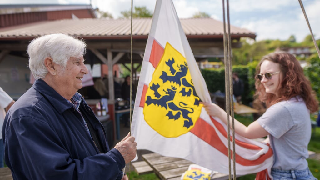 Mangeårige medlem af Flensborg Yacht Club Rudolf Blazejewicz og hans barnebarn Lea Blazejewicz hejste flaget, da der lørdag var standerhejsning og sæsonstart. (Klik på billedet for at åbne billedgalleriet) Foto: 