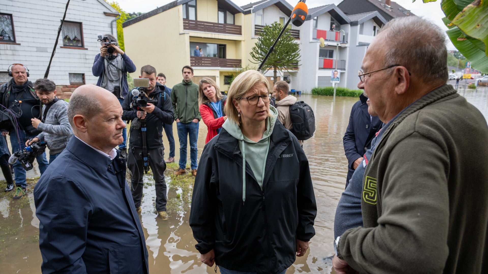 Bundeskanzler Olaf Scholz (SPD) und Ministerpräsidentin Anke Rehlinger (SPD) besuchten den vom Hochwasser betroffene Ort Kleinblittersdorf. Foto: