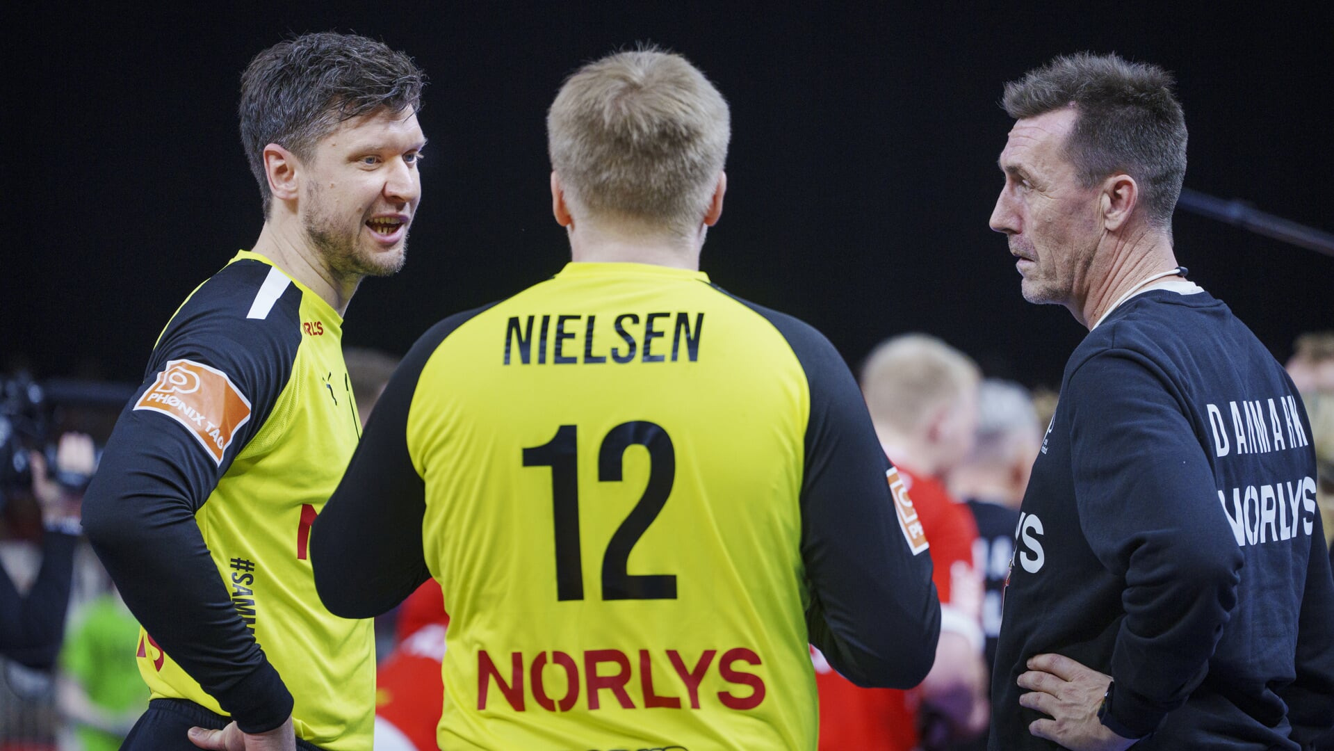 Niklas Landin, Emil Nielsen og målmandstræner Michael Bruun under time-out i Golden League kampen mellem Danmark og Norge i Royal Arena, torsdag den 4. januar 2024. Foto: