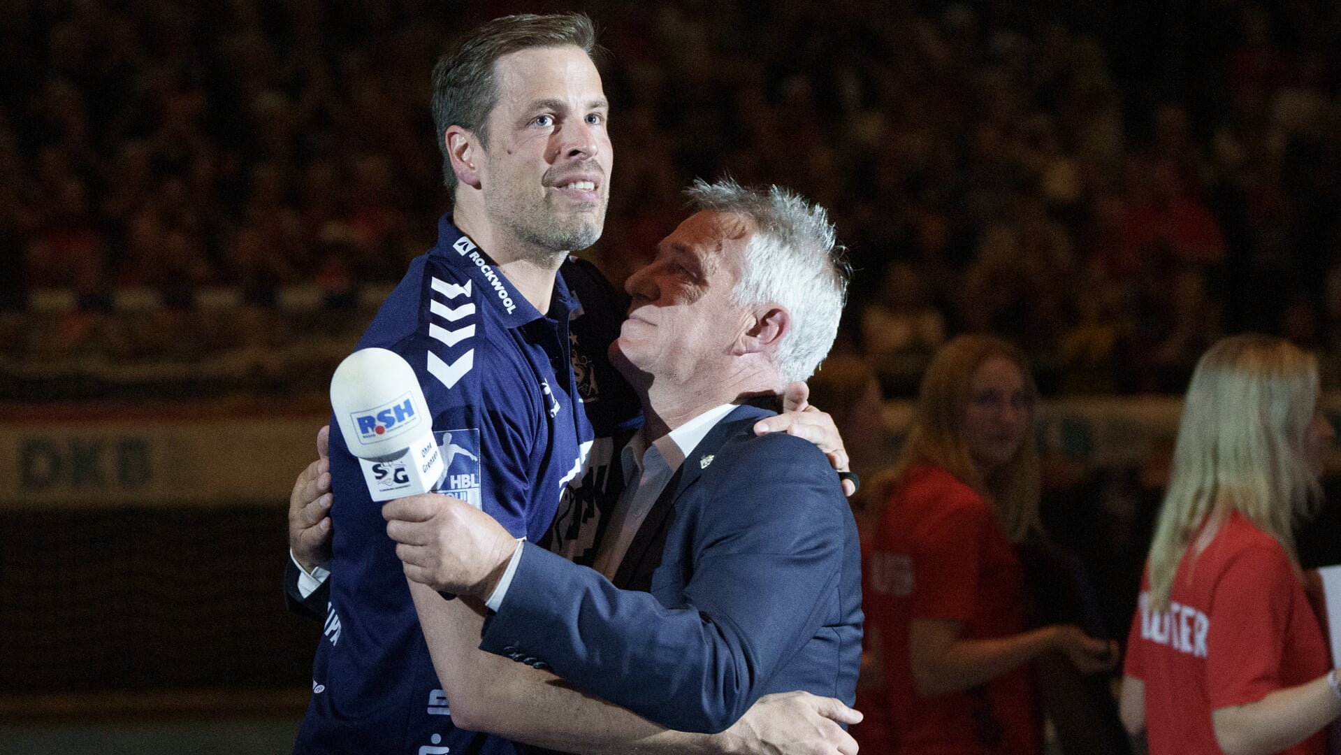 Mark Bult får en krammer af Dierk Schmnäschke efter kampen mod Gummersbach. Foto. 