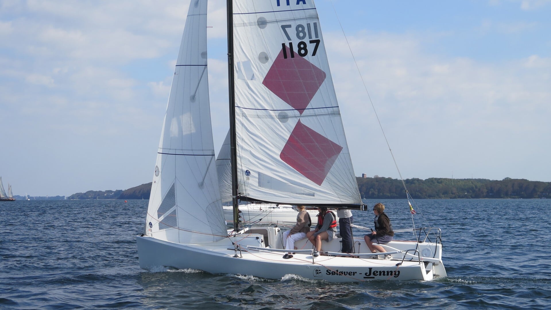 Flensborg Yacht Club har nu endelig fået sin egen J70er, så der kan blive sat turbo på træningen af de unge talenter. Foto: