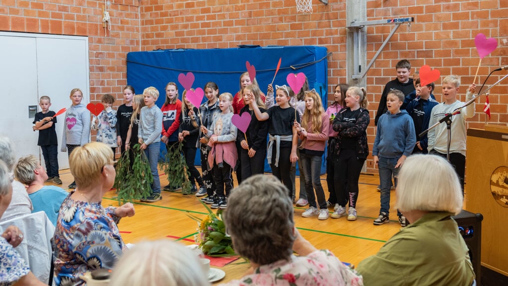 Flere af børnene optrådte med musik inde i salen ved årsmødet i Vanderup. Blandt andet med sangen »Er du dus med himlens fugle«. Foto: 