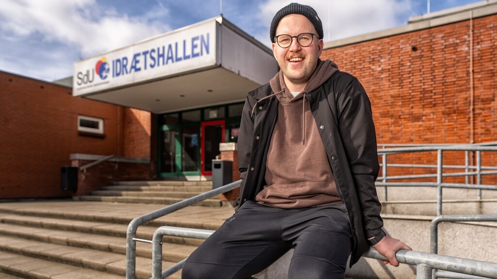 Når arbejdet slutter, tager Niklas Jepsen i hallen. Efter fyraften i sit lærerjob i Sønderjylland kører Niklas Jepsen tilbage til Flensborg, hvor han flere gange om ugen er håndboldtræner i DHKs ungdomsafdeling. Foto: