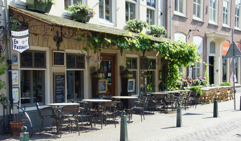 De groene paaltjes, ook wel Hulstenaartjes genoemd, zijn verwijderd uit de Gentsestraat in Hulst. Wie wil kan in aanmerking komen voor een Hulstenaartje.