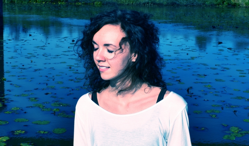 Singer-songwriter Anne van Damme uit Hulst bracht vorige week haar nieuwe clip 'On and On' uit.