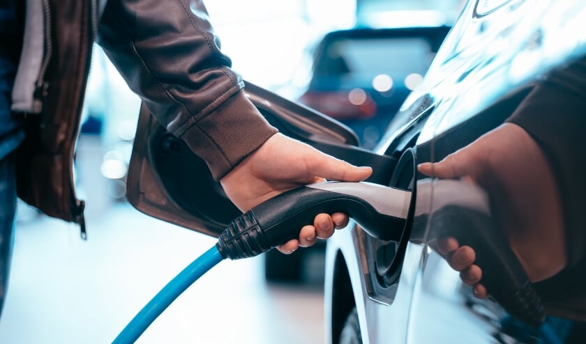 Elektrische vrachtwagens, binnenvaartschepen en andere voertuigen over weg of water kunnen de komende jaren op steeds meer plaatsen in Zeeland opladen.