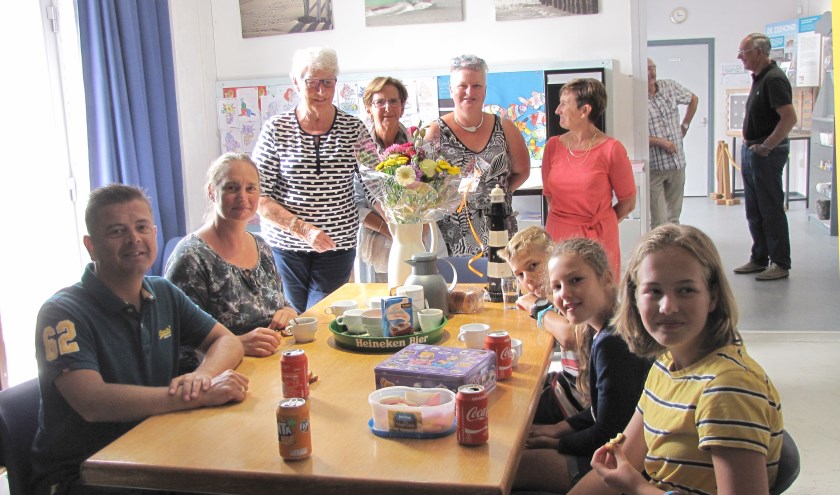 De familie Hilhorst werd door de vrijwilligers van het museum in de bloemetjes gezet.