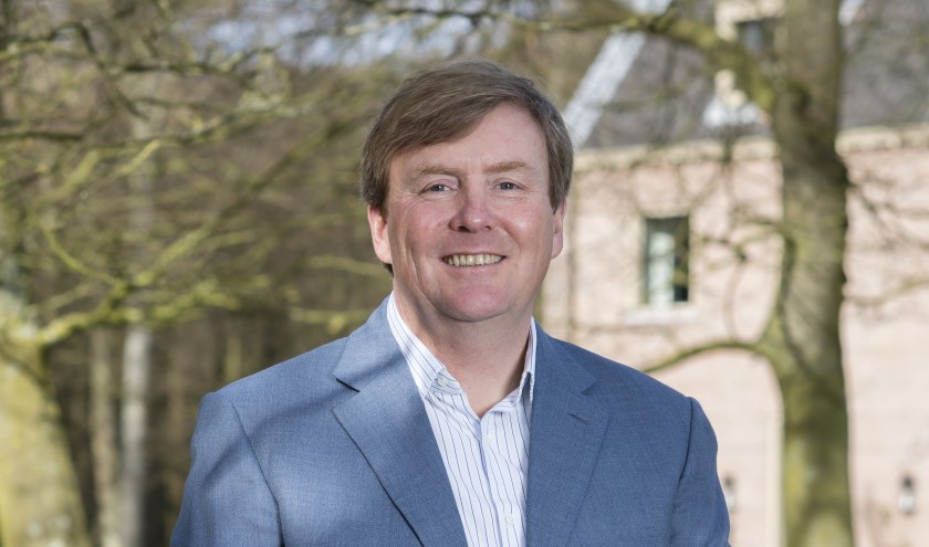 Koning Willem-Alexander geeft het startsein voor de viering van 75 jaar Vrijheid. ©RVD - Frank van Beek