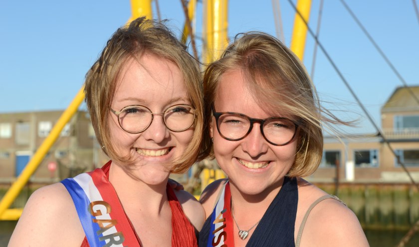 De tweeling Claudia (l) en Lizette Brakman zijn dit jaar opnieuw de Garnalenprinses en Visserijkoningin van Breskens. Foto Peter Verdurmen