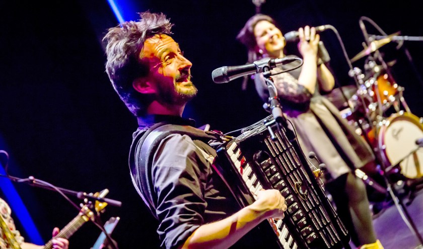 Accordeonist Nicolas Lescombe en Marjolijn Polfliet brengen het Podium van Zaamslag in Franse sfeer. Foto Shootbygittaa