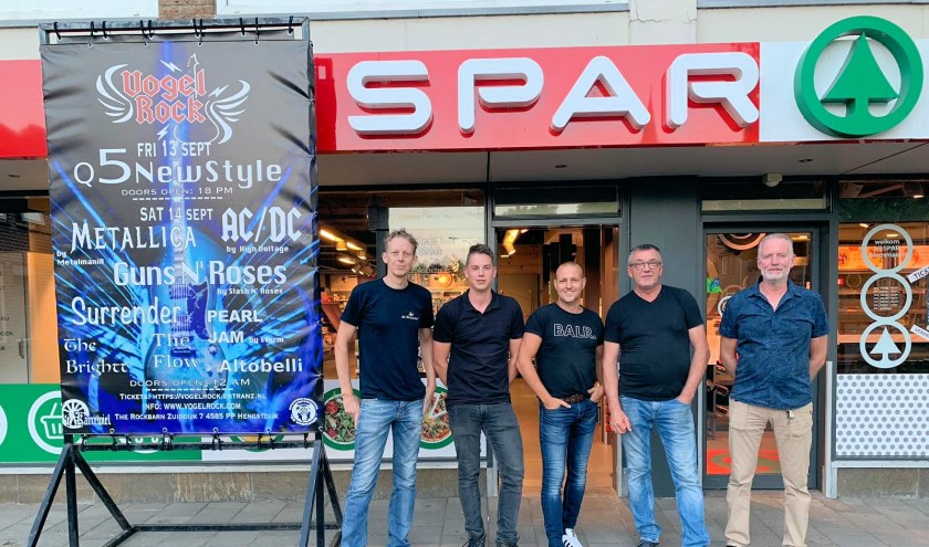 Van links naar rechts Frank Verbiest, Stijn Heijens , Alex Mannaert, Marc van Calster Van VogelRock 2019 en hoofdsponsor Roger Blommaert van de SPAR in Vogelwaarde.