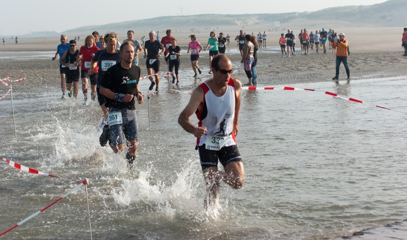 De loop lokt veel deelnemers naar het Zwinstrand. Foto AV De Wielingen