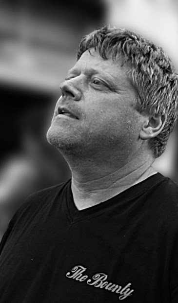 Martin Cornelius zoals velen hem kenden, genietend van de muziek.