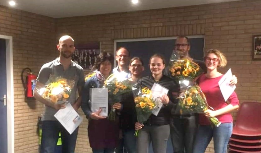 Een groep geslaagden van de EHBO Lamswaarde.
