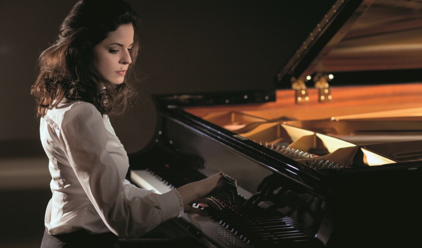 De Russische pianiste Zlata Chochieva soleert in het vierde pianoconcert van Sergei Rachmaninov.. Foto PR