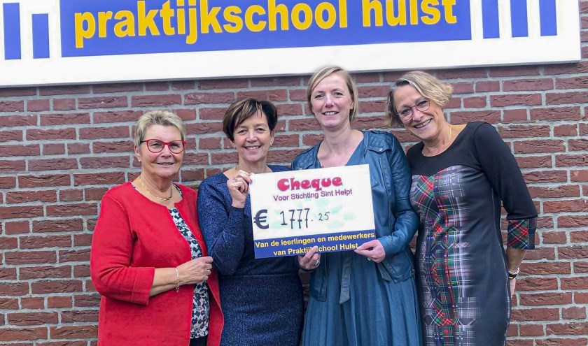 Waar stichting Sint Helpt normaal zelf de cadeautjes uitdeelt, werden ze dit keer blij verrast met een cheque van Praktijkschool Hulst.