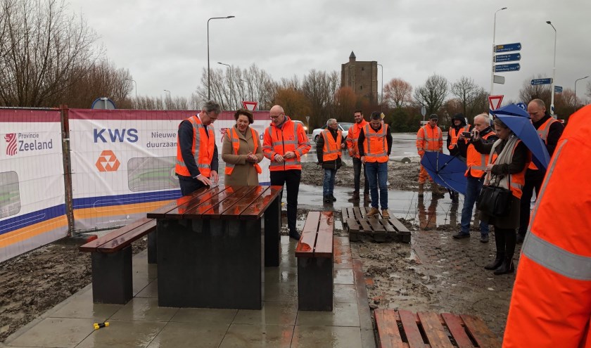 Gedeputeerde Harry van der Maas opende vrijdag 20 december de nieuwe rotonde bij Sint Anna ter Muiden.