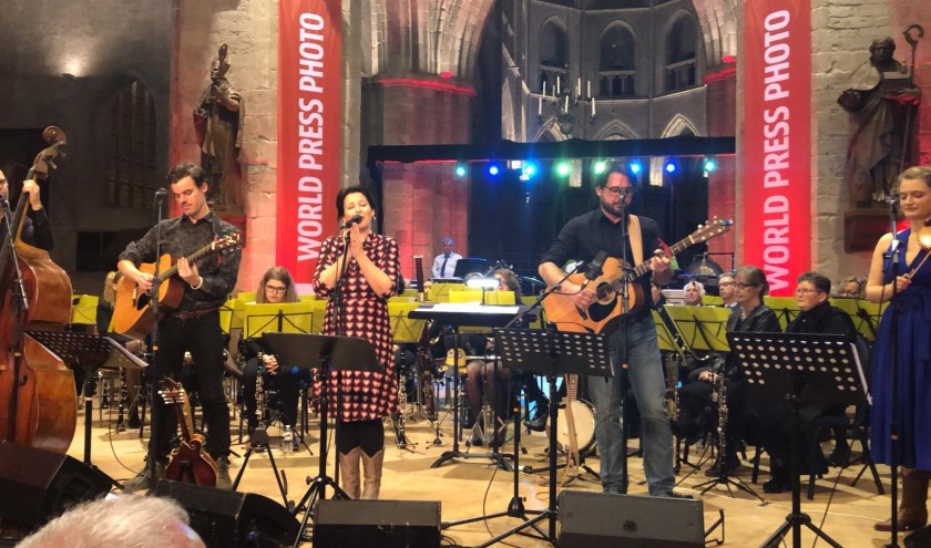 De Blackberry Blossom Bluegrass Band maakte haar podiumdebuut in de Sint-Willibrordusbasiliek in Hulst.