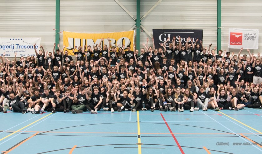 Deelnemers aan de volleybalmarathon op het Zwin College in Oostburg.