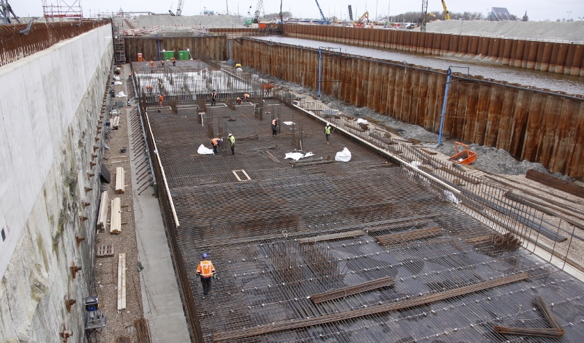 Midden in de kolk ligt een tijdelijke bouwkuip voor het maken van twee grote betonnen bodemroosters.