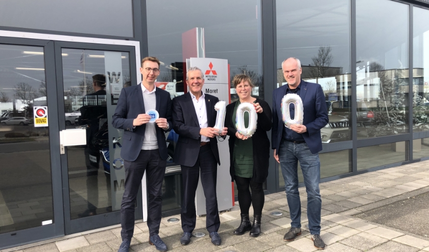 Frido Modderkolk, wethouder Jack Begijn, Odile de Pooter en bedrijfscontactfunctionaris Peter Verploeg plakten vrijdag 21 februari de honderdste 'Bij wie kope hie' sticker bij Auto Moret.