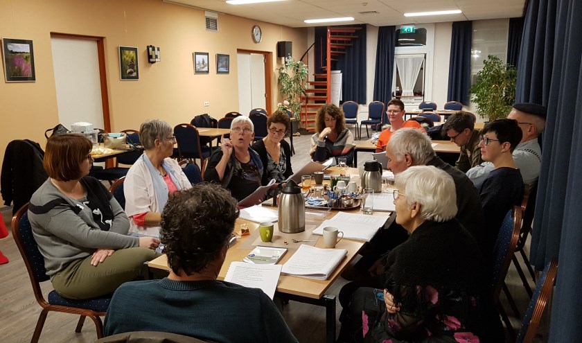Toneelgroep Kakentoe houdt een tekstrepetitie in het Dorpshuis in Biervliet.