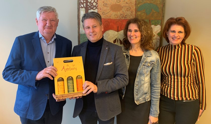 Grondlegger Henk Tazelaar, nieuwe directeur Rémy de Bruijn, Carin Tazelaar en Janine Tazelaar.