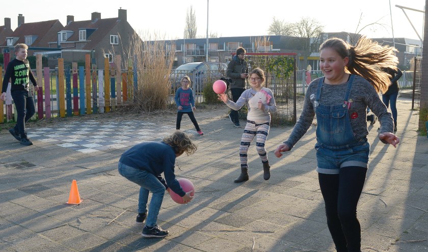 In een mum van tijd is de Schoondijkse jeugd heerlijk aan het sporten.