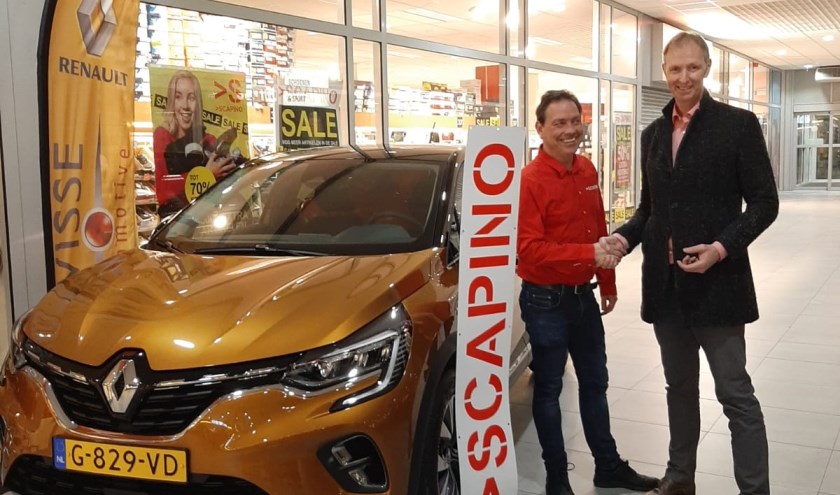 Bij schoenenwinkel Scapino in Winkelcentrum Stationsplein in Hulst staat een Renault Captur van Wisse Automotive, gevuld met ballonnen.