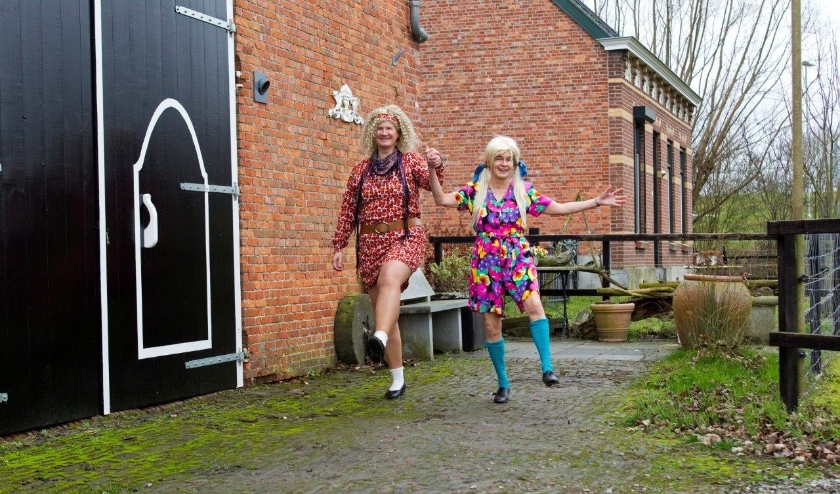 oneelvereniging D’Oekse Leute speelt vrijdag 13, zaterdag 14, vrijdag 20 en zaterdag 21 maart het stuk 'Trammelant op Hoeve Hopeloos' in het dorpshuis aan het Molenplein in Hoek.