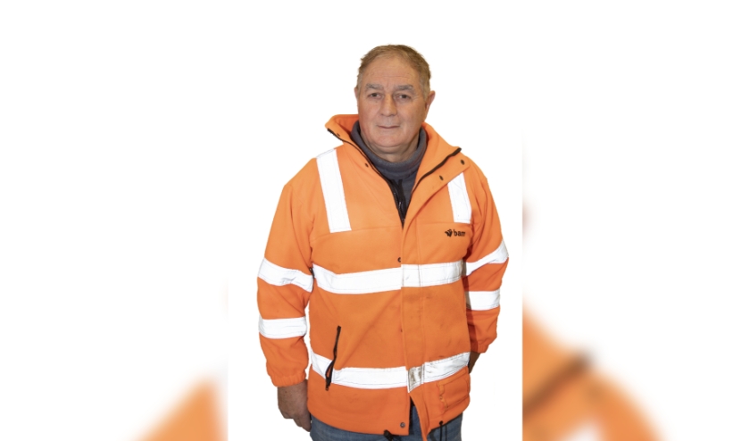Elektricien Paul Molenbeek legt alle voorzieningen van de tijdelijke bouwplaats van de Nieuwe Sluis aan.