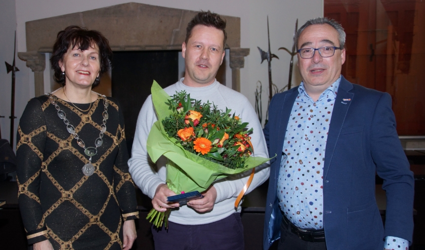De hoofdprijswinnaar, meneer R. Landuyt, met de Burgemeester van Sluis Marga Vermue en voorzitter van Middenstands Vereniging Sluis Sancho Jansen.