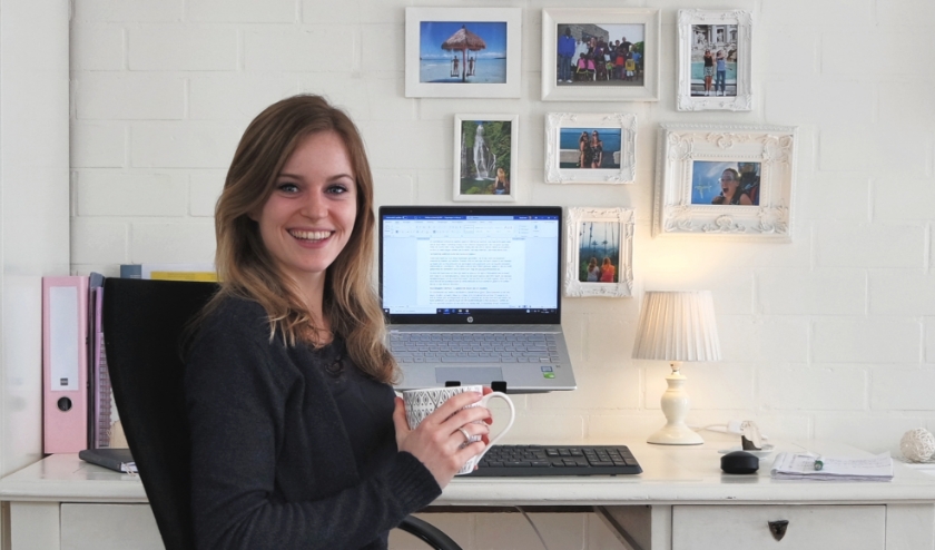 De Zeeuwse journaliste en tekstschrijver Elodie Kint werkt als zzp'er vaak vanuit huis.