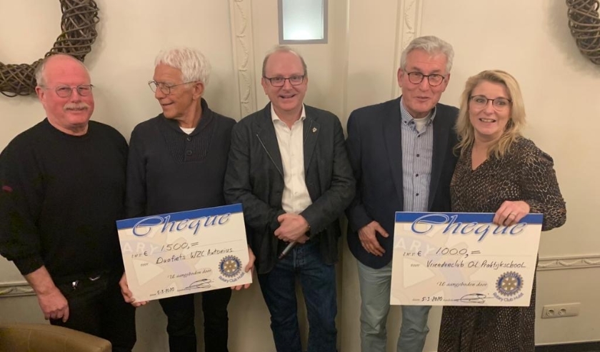 Rotary Hulst doneert 1500 euro als bijdrage voor de aankoop van een elektrische duo fiets aan WZC Anthonius Kloosterzande. En doneert 1000 euro aan Stichting Vrienden van de Praktijkschool Hulst.